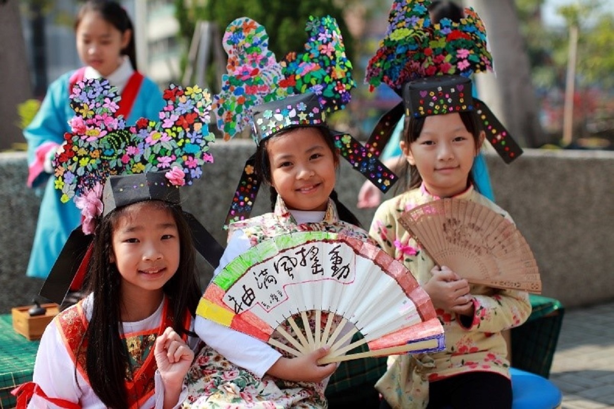 2015廣達游於藝《宋代文化大觀》特展開幕，學生穿著古裝，戴著自製的華麗花冠與道具一同參加活動